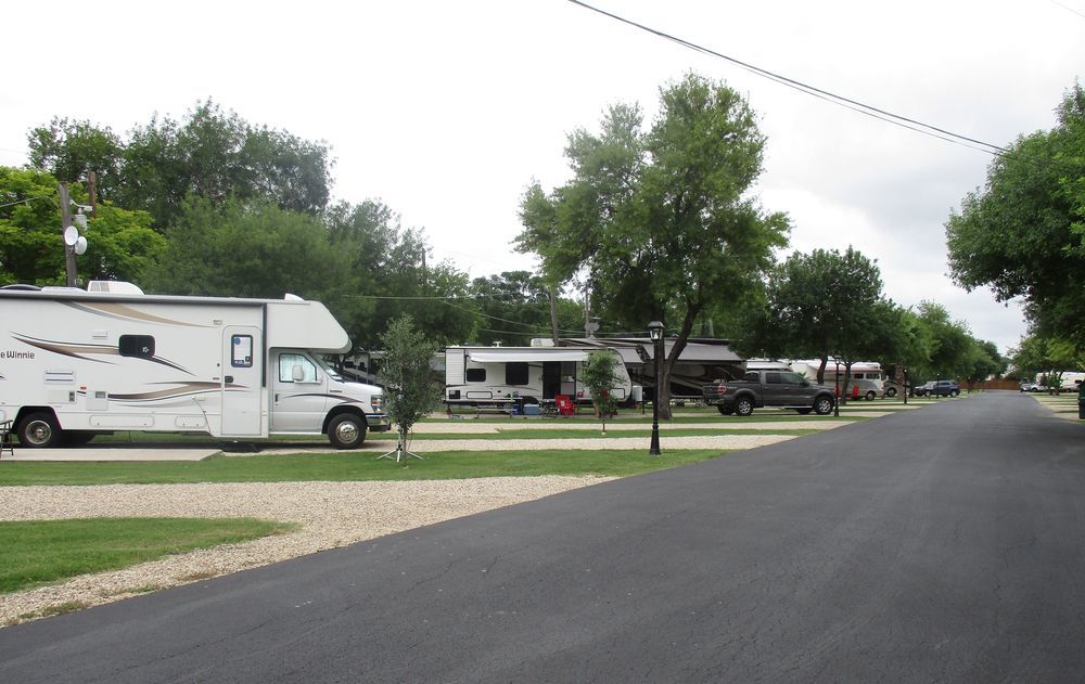 Travelers World Rv Resort San Antonio Exterior foto